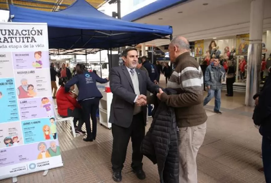 Instalaron un puesto sanitario en peatonal de Muñecas y Mendoza