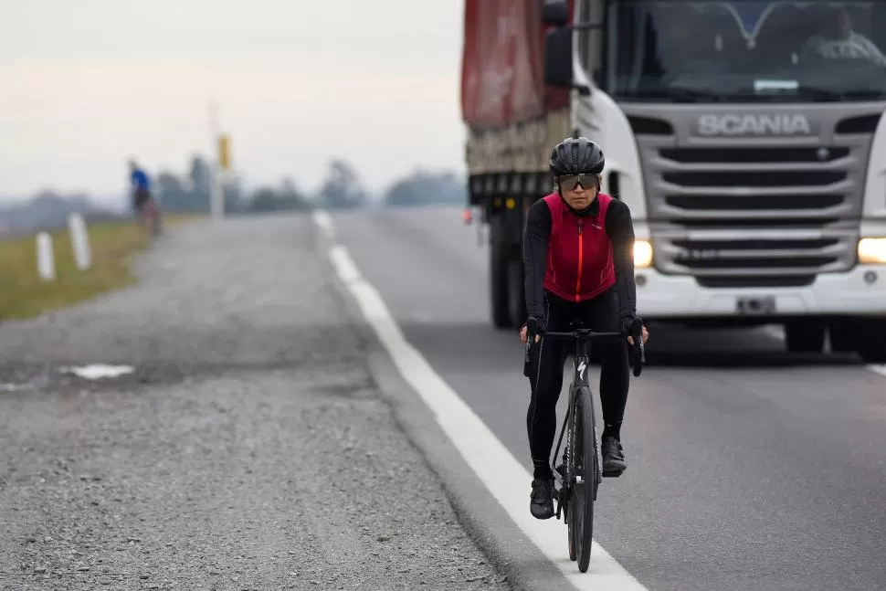 PRÁCTICA CON RIESGO. Los bikers no tienen protección en el recorrido 