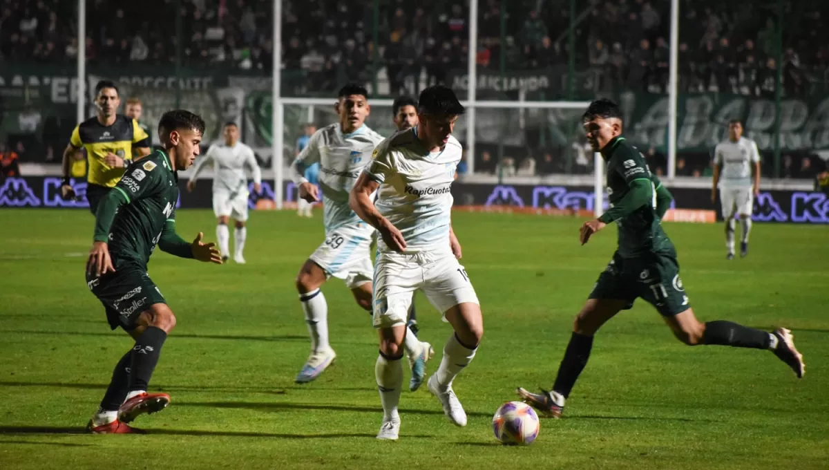 EN LA LUCHA. Marcelo Estigarribia se consolidó como el centrodelantero de Atlético y necesita sumar con goles a la pobre campaña del equipo tucumano.