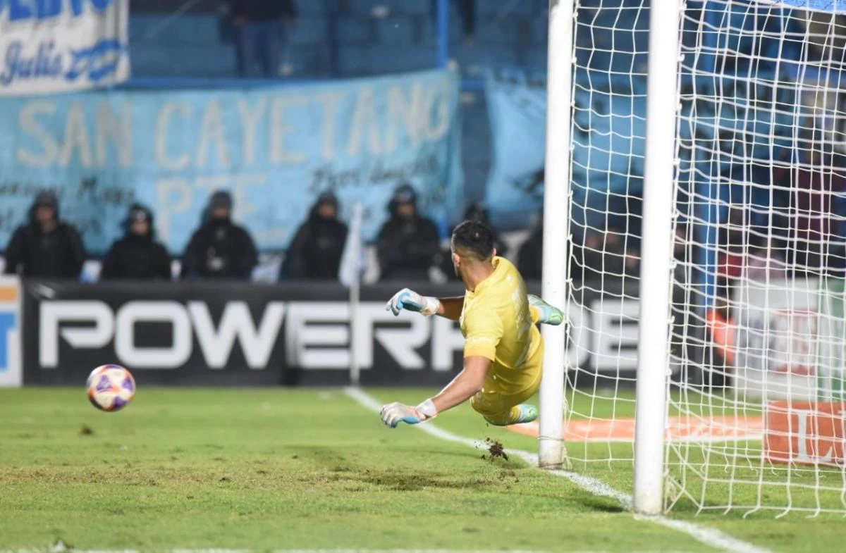 EL arquero se tiró para el otro lado en el penal. 