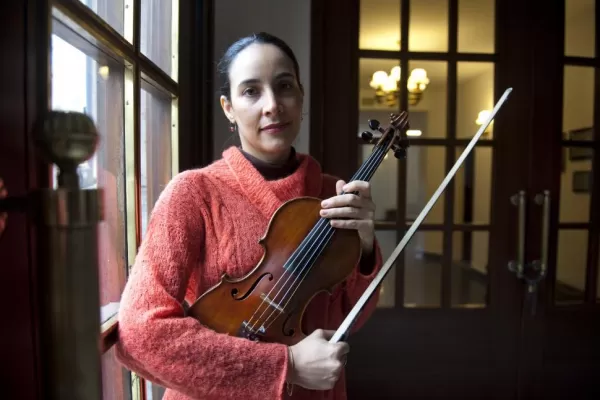 Cecilia Isas se presenta en el teatro Alberdi