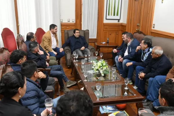Mansilla recibió a dirigentes de gremios legislativos en la Casa de Gobierno