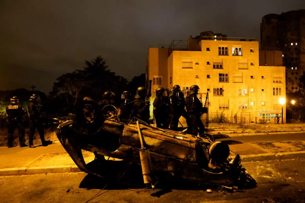 UN CLÁSICO. La quema de vehículos es una de las formas repetidas que toman las protestas contra la Policía en las ciudades francesas.  