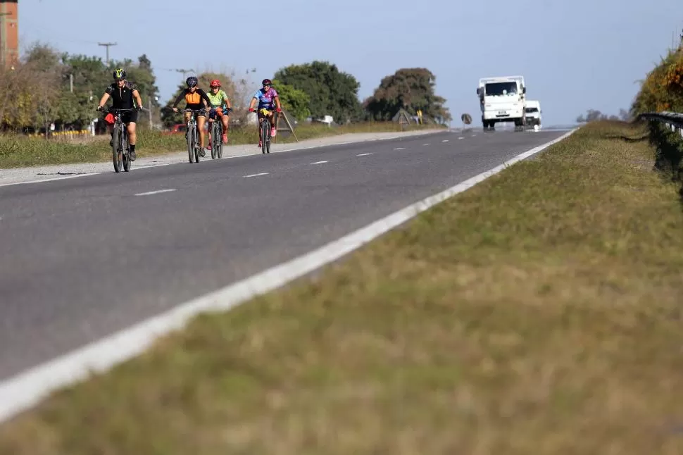 POR AHORA, SÓLO DEPORTISTAS USAN LA RUTA 9. Se espera que sea segura para todos los ciclistas.  La Gaceta / fotos de Juan Pablo Sánchez Noli