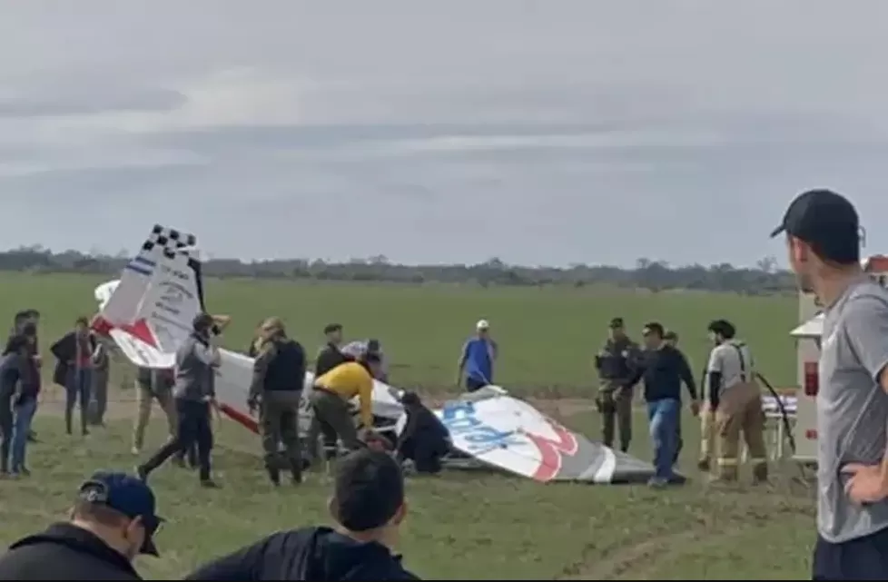 Cayó una avioneta durante una feria en Chaco y murieron dos personas