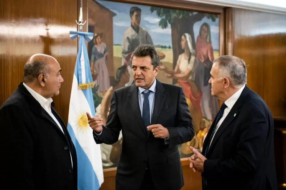 ENCUENTRO. Massa recibió días atrás a Manzur y a Jaldo en el salón Scalabrini Ortiz del Palacio de Hacienda. 