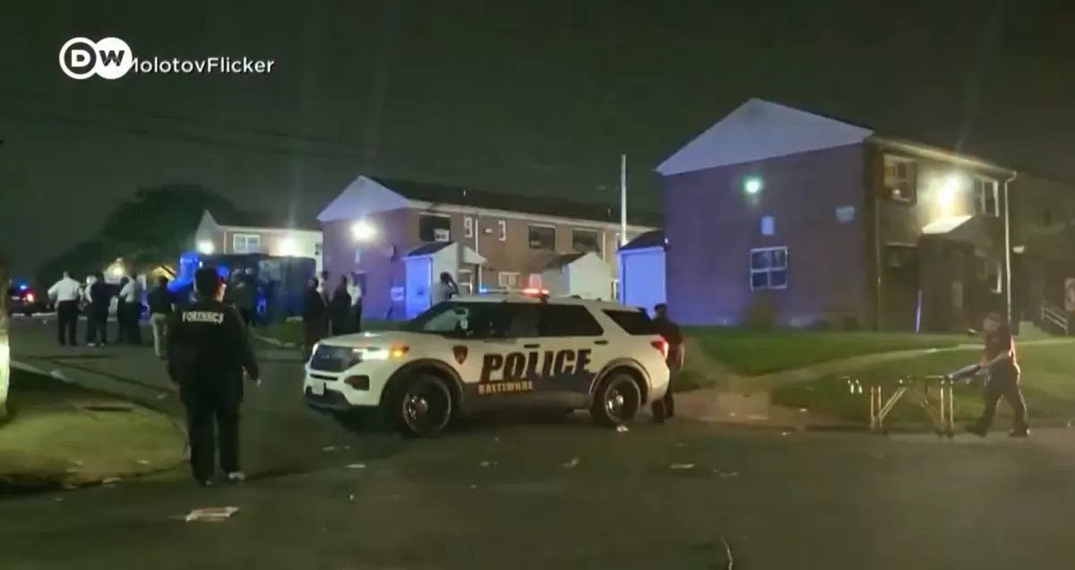 La policía trabajó en el bloque de viviendas. CAPTURA DE VIDEO