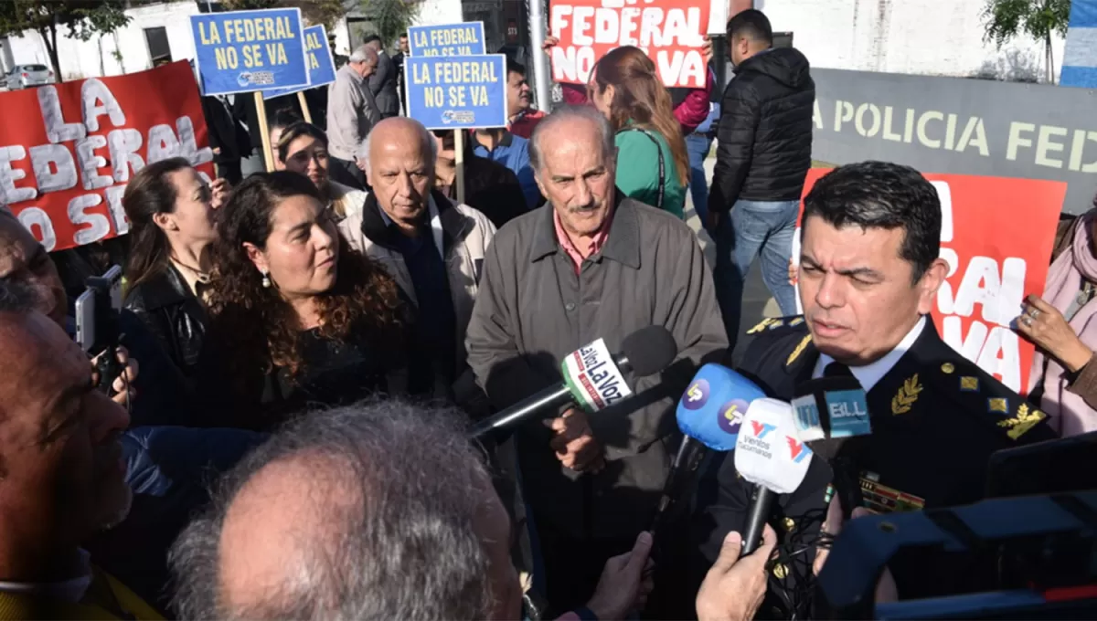 LOS RECLAMOS Y LA CONFIRMACIÓN. El comisario Bernal escuchó el reclamo de los vecinos y brindó información sobre el traslado hacia Aguilares.