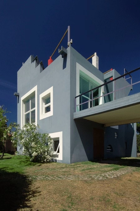 CASA CAPOTESTA EN PINAMAR. Allí tenía su metro cuadrado preferido, que albergaba un sillón desde el que contemplaba el mar. 