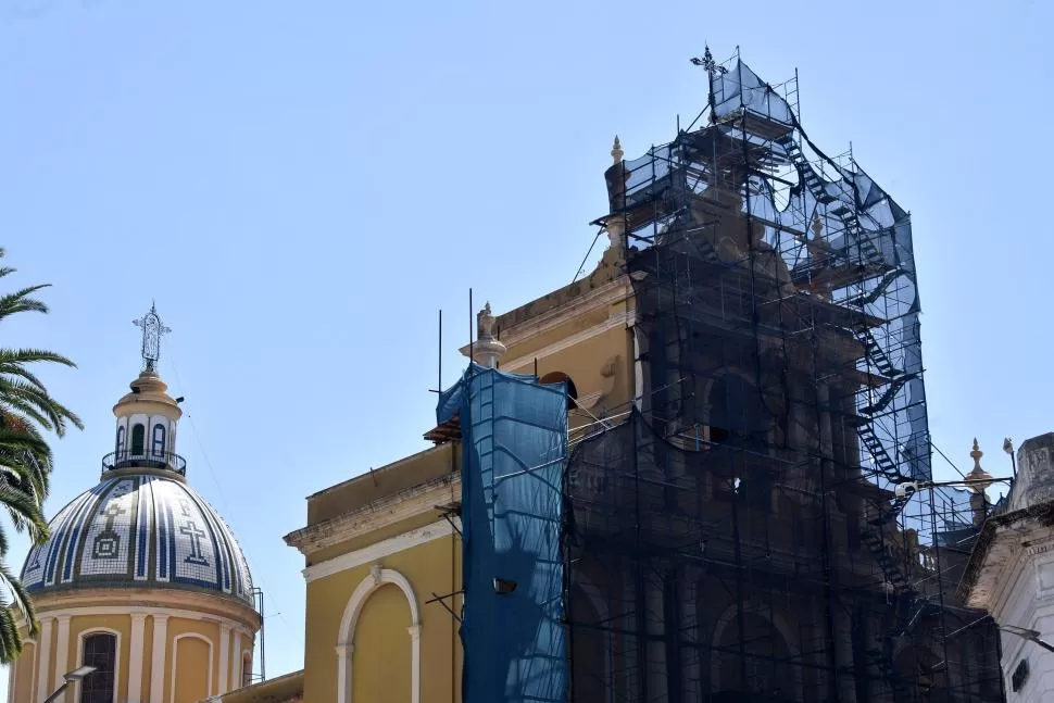 DETRÁS DE LOS ANDAMIOS. El trabajo avanza en la zona del campanario. la gaceta / foto de ines quinteros orio  