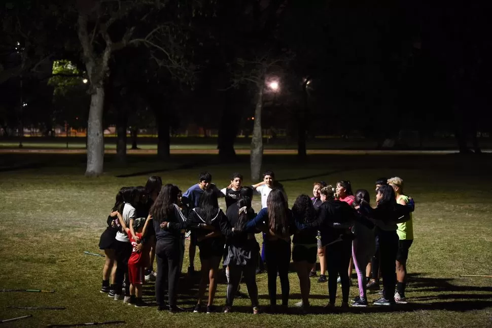 EQUIPO. De la escuela solidaria participan alrededor de 35 adolescentes, a partir de los 12 años. Allí juegan y además crean fuertes lazos de amistad. la gaceta / fotos de diego araoz 