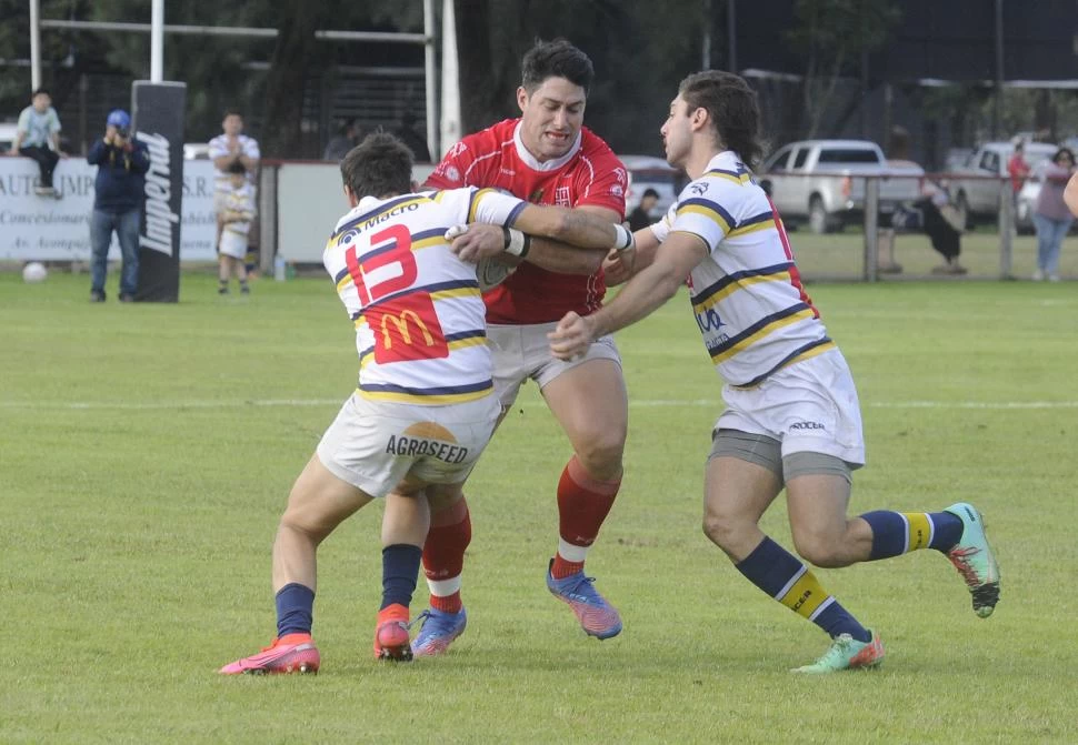 DOBLE MARCA. Lucio Juárez Chico y Gerónimo Corbella intentan detener el avance de Agustín Cortés. El fullback sigue siendo clave en la estructura de los “rojos”. la gaceta / foto de antonio ferroni