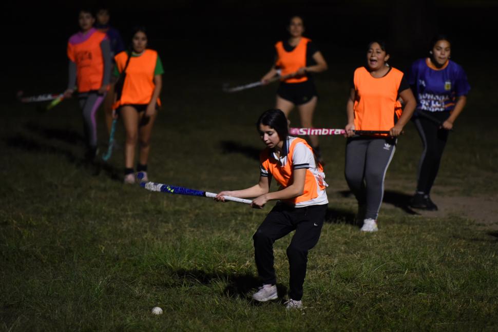 PRÁCTICA. Algunas de las chicas ya sueñan con ser parte de Las Leonas. 