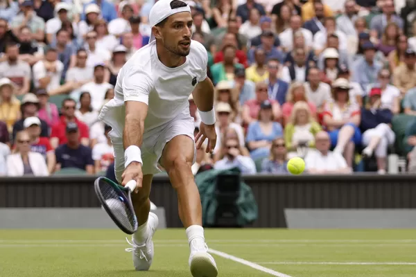 Cachín se la puso difícil a Djokovic, que tuvo un trabajoso debut en Wimbledon