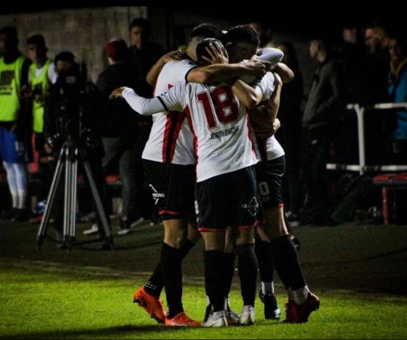 ENORME FESTEJO. Los jugadores del “dragón” rodean a Salto, autor del gol. 