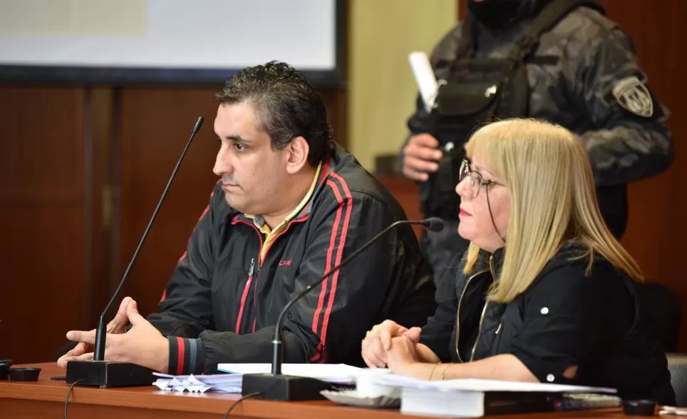 EN EL DEBATE. Pablo Amín y su defensora durante la audiencia.   