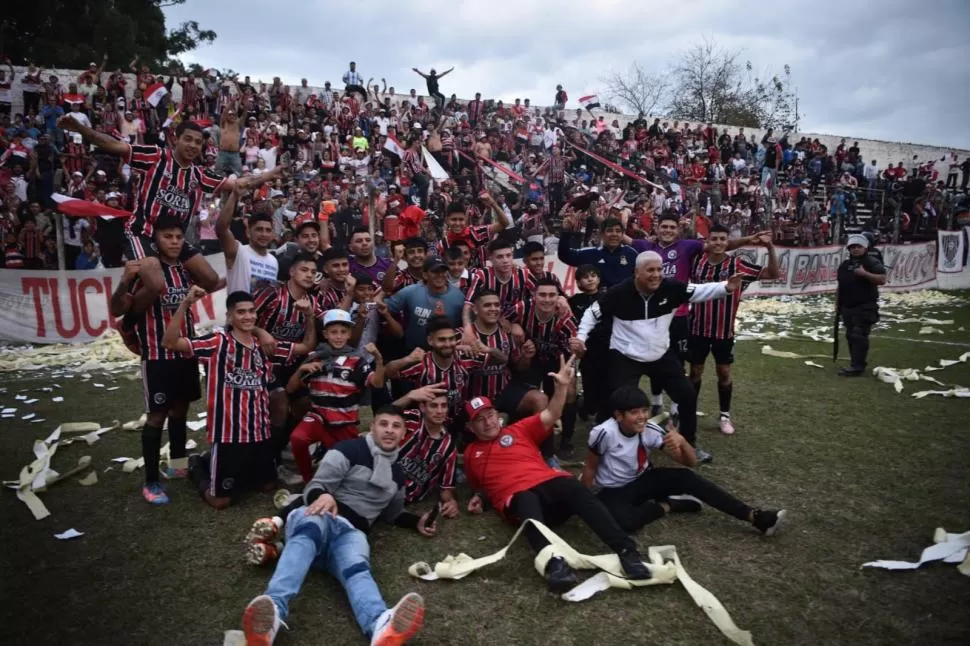 LOCURA TRICOLOR. Jugadores, cuerpo técnico y auxiliares de La Florida celebran junto a sus simpatizantes.  LA GACETA / FOTO DE OSVALDO RIPOLL 