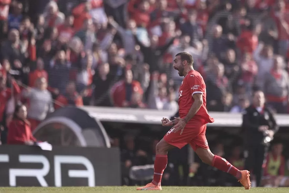 DESCONTROLADO. Martín Cauteruccio la empujó con lo justo y el “rojo” respira.  