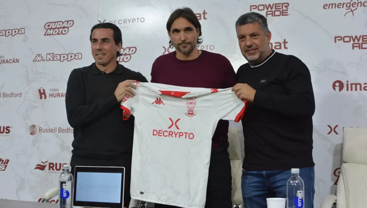 EN PARQUE PATRICIOS. Diego Martínez fue presentado como DT de Huracán y debutará el jueves ante Atlético Tucumán.