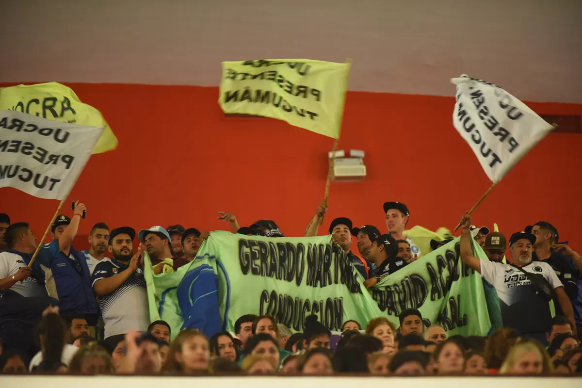 Entrega de diplomas en el Mercedes Sosa: “barras”, los electos y un reclamo nacional