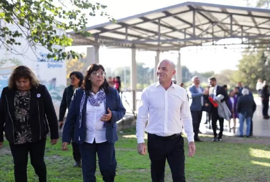 Lichtmajer supervisa obras en la escuela. 