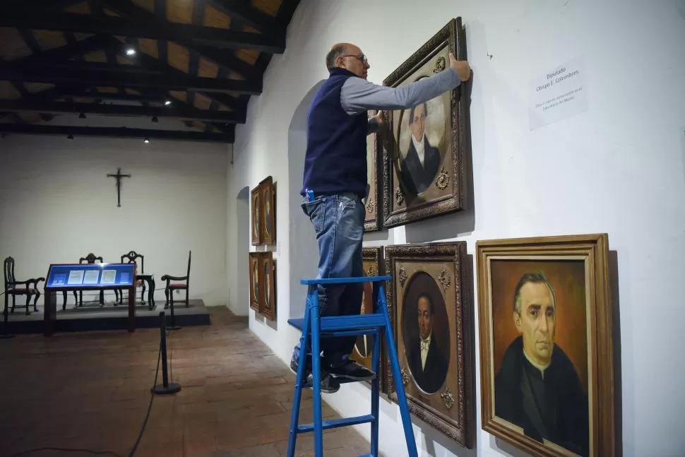 SALÓN DE LA JURA. El personal limpió los marcos de los notables próceres. LA GACETA / FOTOs DE Analía Jaramillo