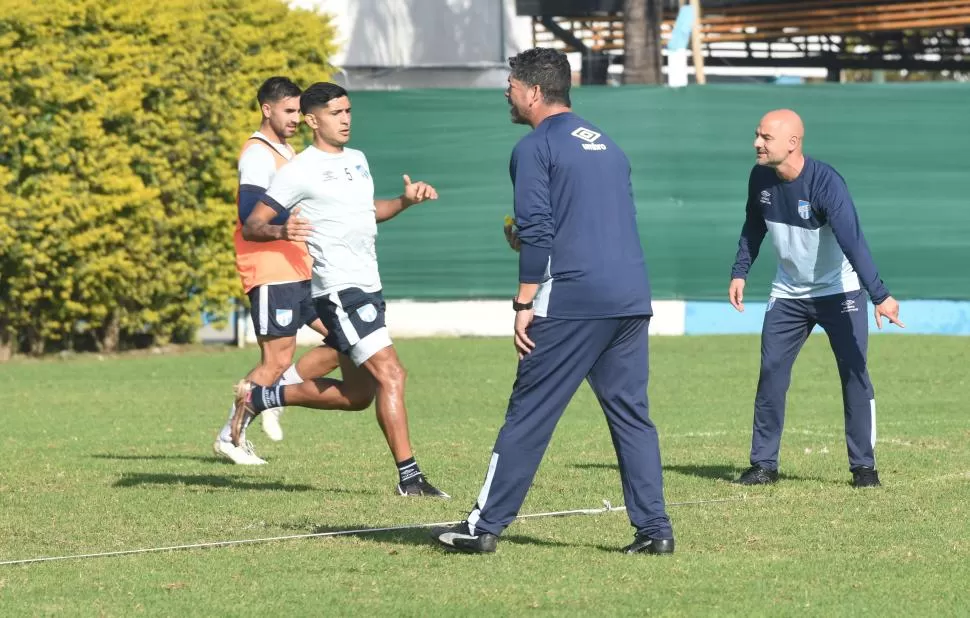 PEDIDO. Gómez (de espalda) y Orsi (al fondo) quieren un equipo muy intenso. 