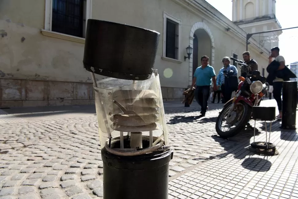 DAÑOS. La Dirección de Alumbrado Púbico informó que hay cinco faroles sin funcionamiento y que el arreglo total costará $200.000 aproximadamente LA GACETA / FOTO DE JOSE NUNO