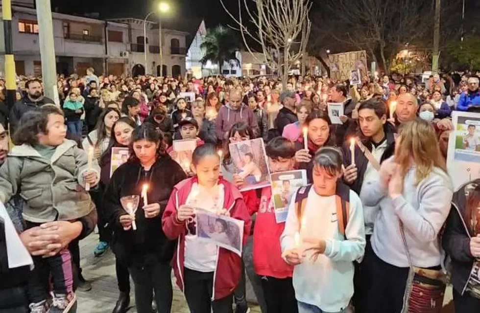 CONMOVIDOS. Familiares, amigos y vecinos de Joaquín Sperani marcharon pidiendo que se esclarezca el caso. Lavoz.com.ar