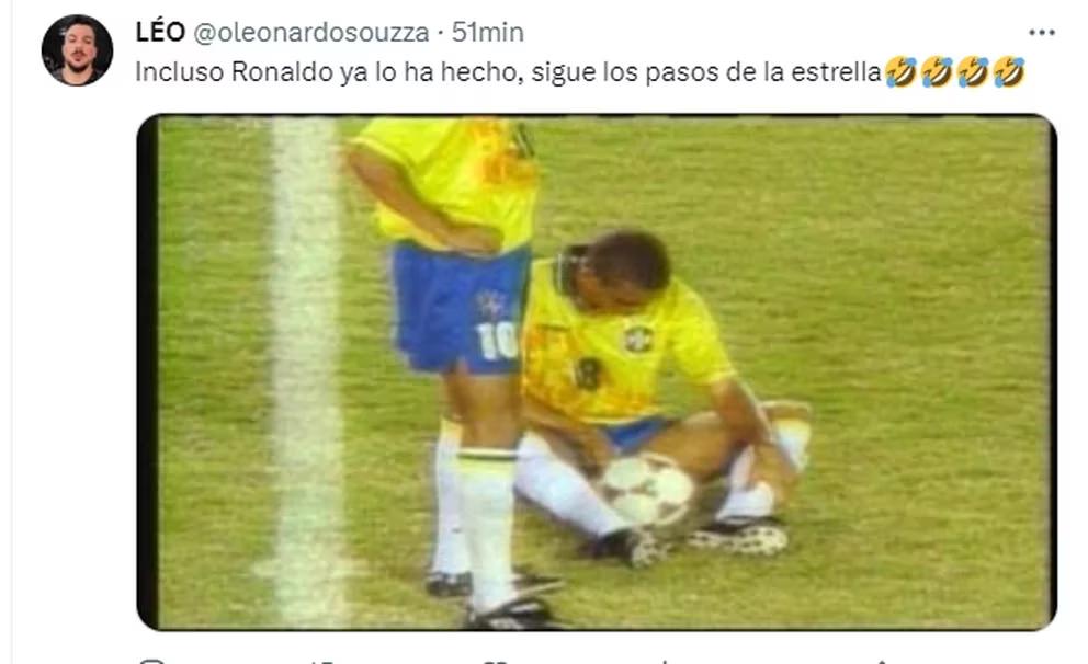 Video: un futbolista del ascenso fue expulsado por hacer pis en el campo de juego y generó una oleada de memes