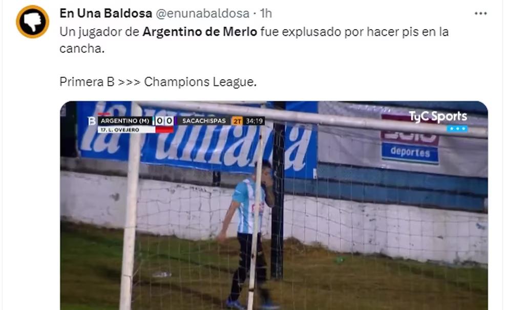 Video: un futbolista del ascenso fue expulsado por hacer pis en el campo de juego y generó una oleada de memes