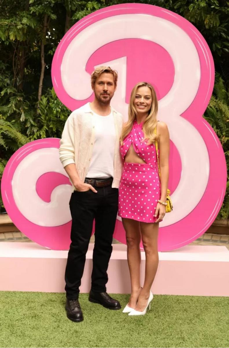 Margot Robbie y Ryan Gosling en una de las promociones de la película. (Foto: Warner Bros Pictures).