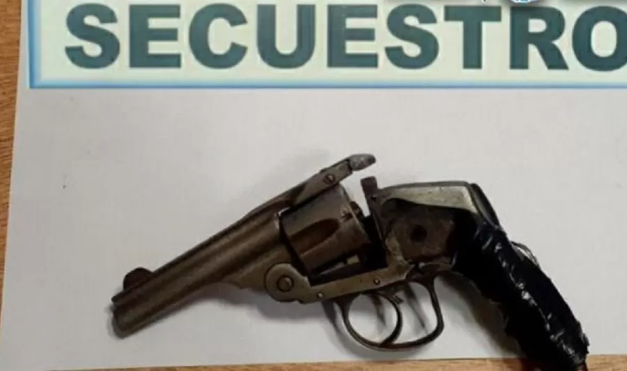 La Policía atrapó a un joven que había robado con un arma en su poder.