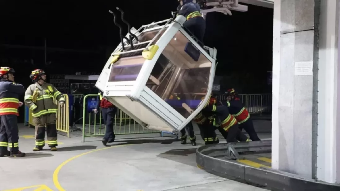 Ecuador: 75 personas quedaron atrapadas en un teleférico por más de 10 horas
