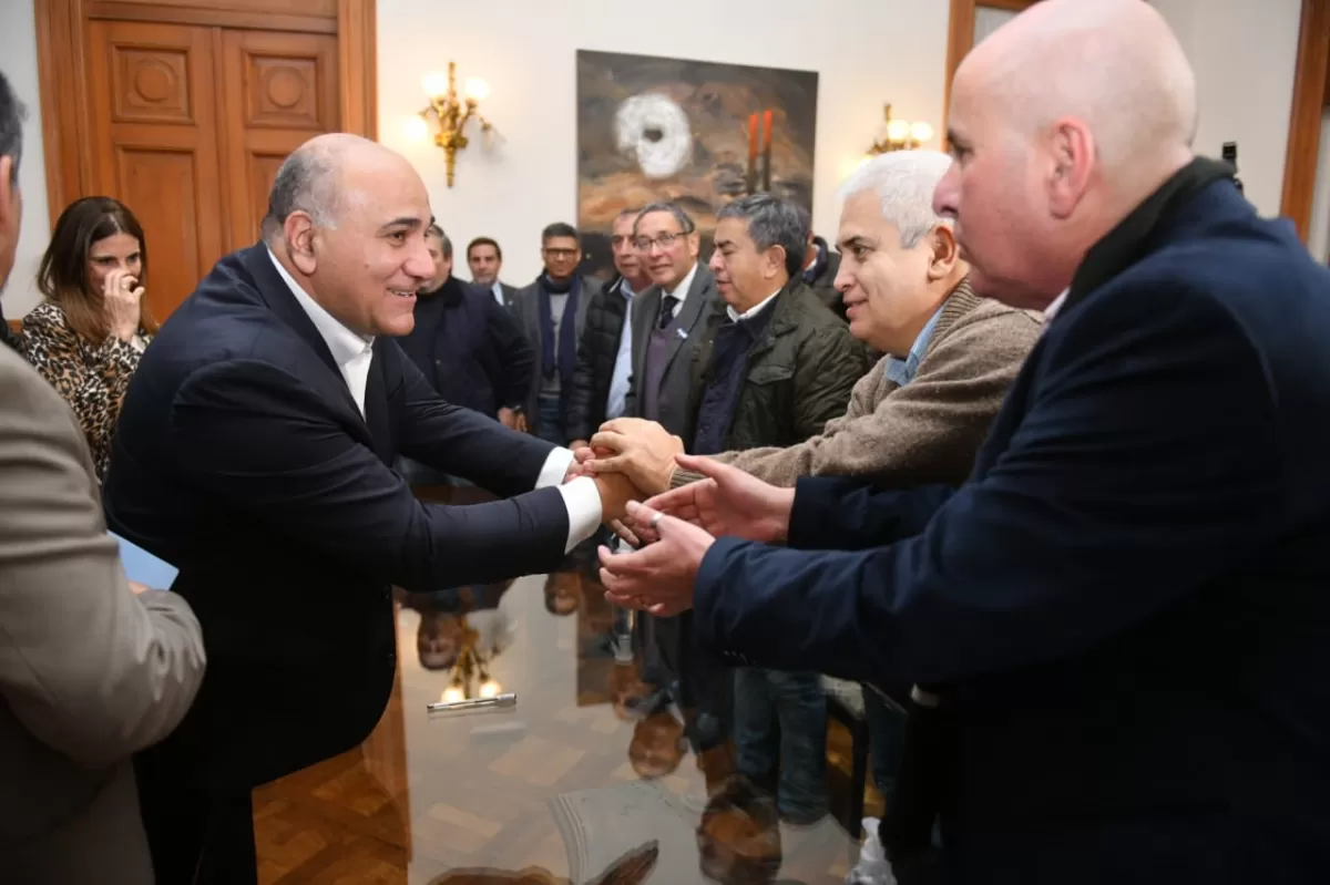 CON LOS GREMIOS. El gobernador Juan Manzur anunció la extensión del bono de $20.000 para estatales. Foto de Comunicación Pública