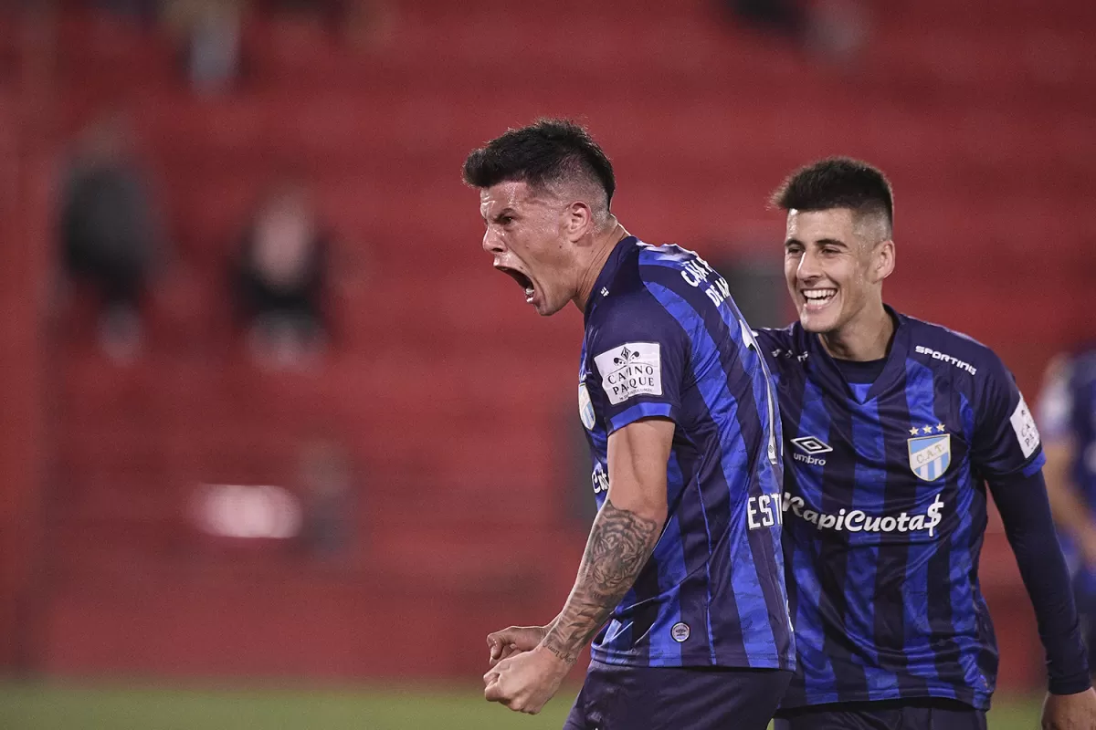 GRITO SAGRADO. Marcelo Estigarribia gritó con alma y vida, Joaquín Pereyra lo acompaña con una sonrisa pícara.