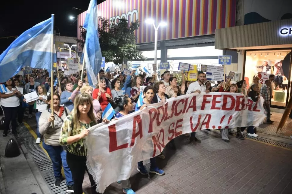 MARCHA NOCTURNA. Los habitantes de la ciudad rechazan que la fuerza se traslade, 