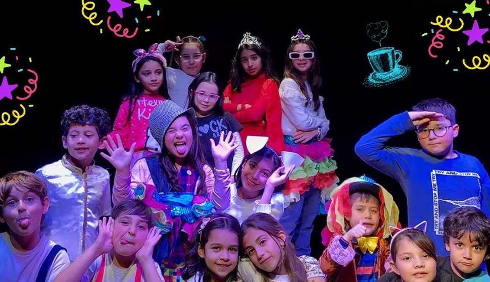 DIVERTIDOS. El elenco infantil que pondrá en escena esta tarde en Sala Ross “La fiesta del té”, una creación basada en un cuento de Lewis Carroll.  