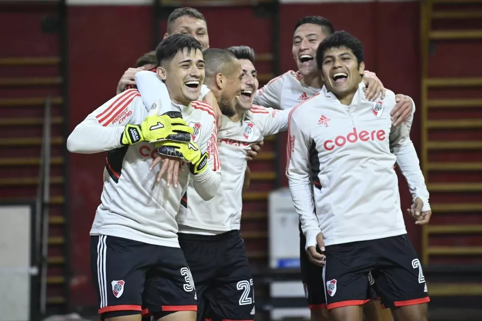 BUENA ONDA. Los jugadores de River se divierten tras la práctica del viernes. twitter@riverplate 