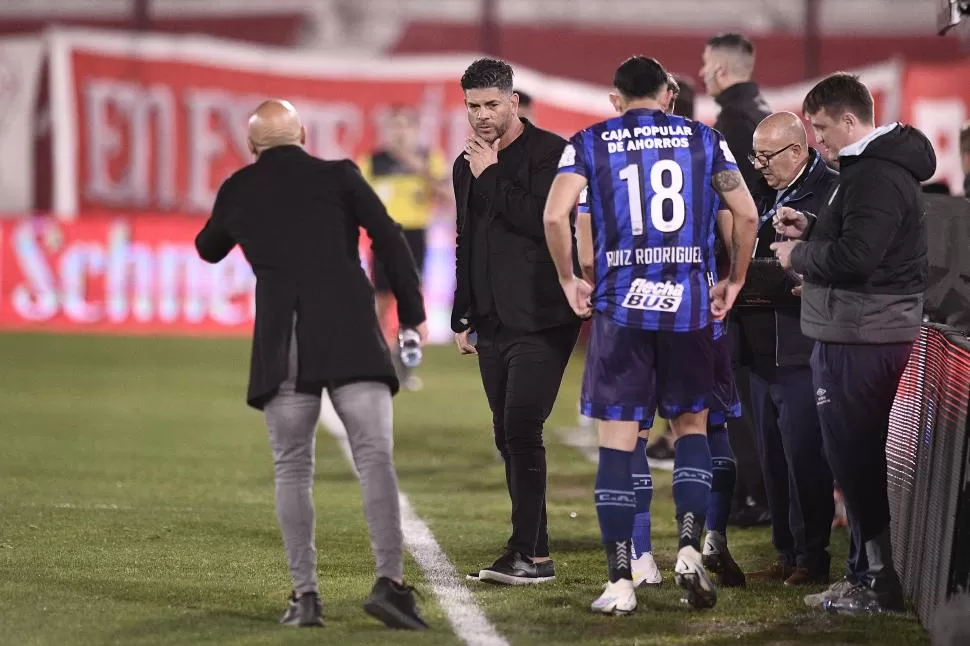 CAMBIOS. Orsi (de espalda) y Gómez preparan el ingreso de Ramiro Ruíz Rodríguez e Ignacio Maestro Puch. 