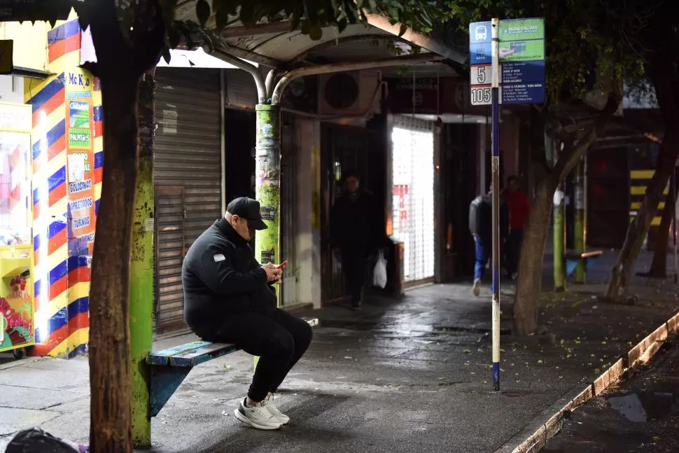 SIN SERVICIO. Los dirigentes de la UTA avisaron que solo levantarán el paro cuando esté saldada la totalidad del medio aguinaldo y del sueldo de junio. LA GACETA / FOTO DE INÉS QUINTEROS ORIO