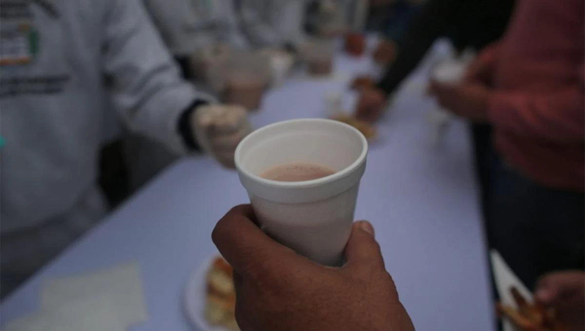 CALIENTE. El vaso de chocolate es un clásico en los festejos del Día de la Independencia frente a la Casa de Gobierno