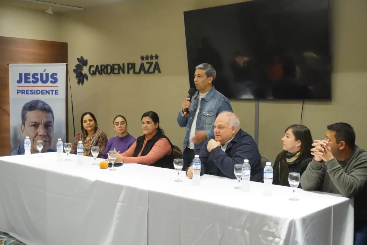 JESÚS ESCOBAR junto a dirigentes provinciales de Libres del Sur. 