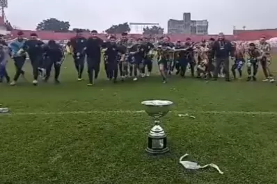 Liga Tucumana: en el festejo de campeones, los jugadores de San Pablo rompieron la copa