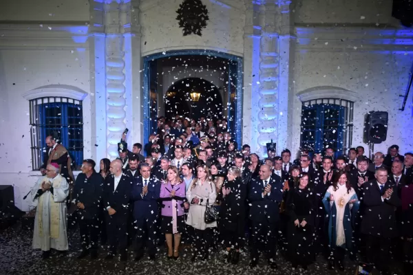 Comenzó la fiesta del 9 de Julio en Tucumán: vigilia entre aplausos, papelitos y “viva la patria”