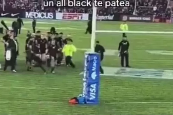 Video: un jugador de los All Blacks golpeó a un niño que entró a la cancha para conocer a los jugadores