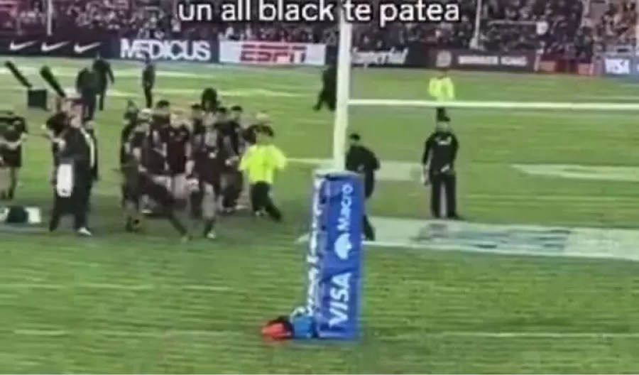 El repudiable momento en que un All Black golpeó a un niño que entró a la cancha para conocer a los jugadores.