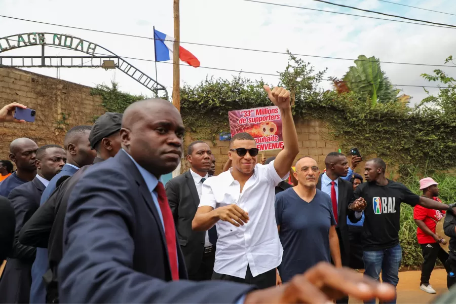 Mbappé estuvo en el pueblo natal de su padre en Camerún y se desplegó un gran operativo de seguridad(Reuters)