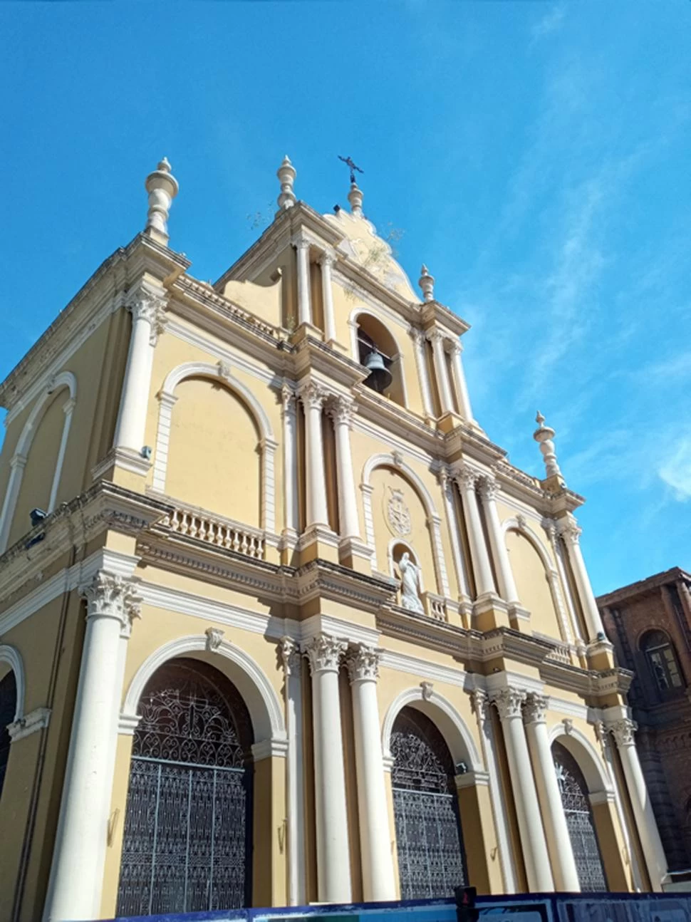 EL FRENTE. Al tope de la fachada se distinguen los cinco pináculos.   