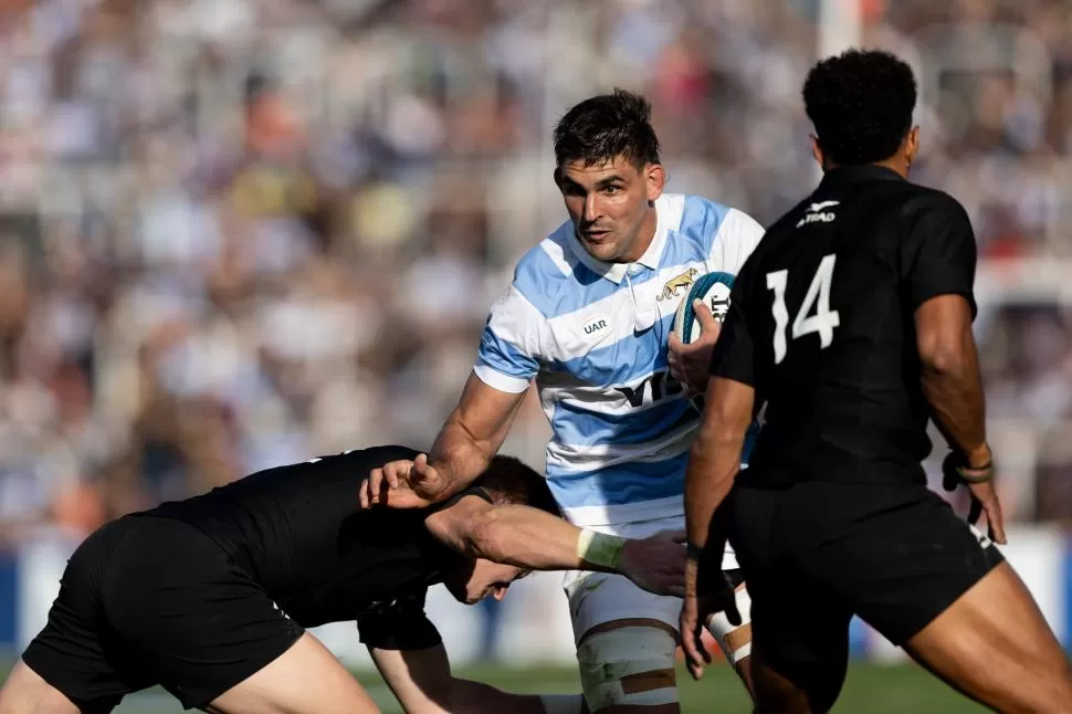 CONTACTO EN MENDOZA. Pablo Matera recibe el tackle de Beauden Barrett. prensa uar